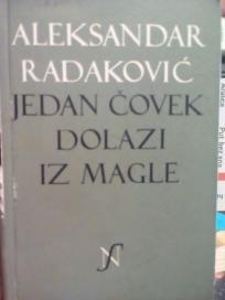 JEDAN COVEK DOLAZI IZ MAGLE