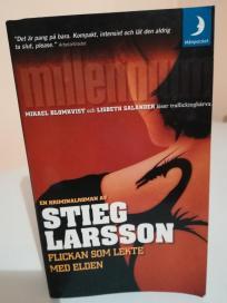 FLICKAN SOM LEKTE     MED ELDEN